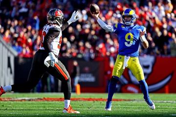 Matthew Stafford (9) throws a pass during the Los Angeles Rams' win over the Tampa Bay Buccaneers in the Divisional Round.